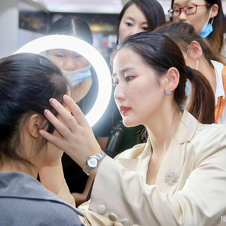 月月（名澜美妆）