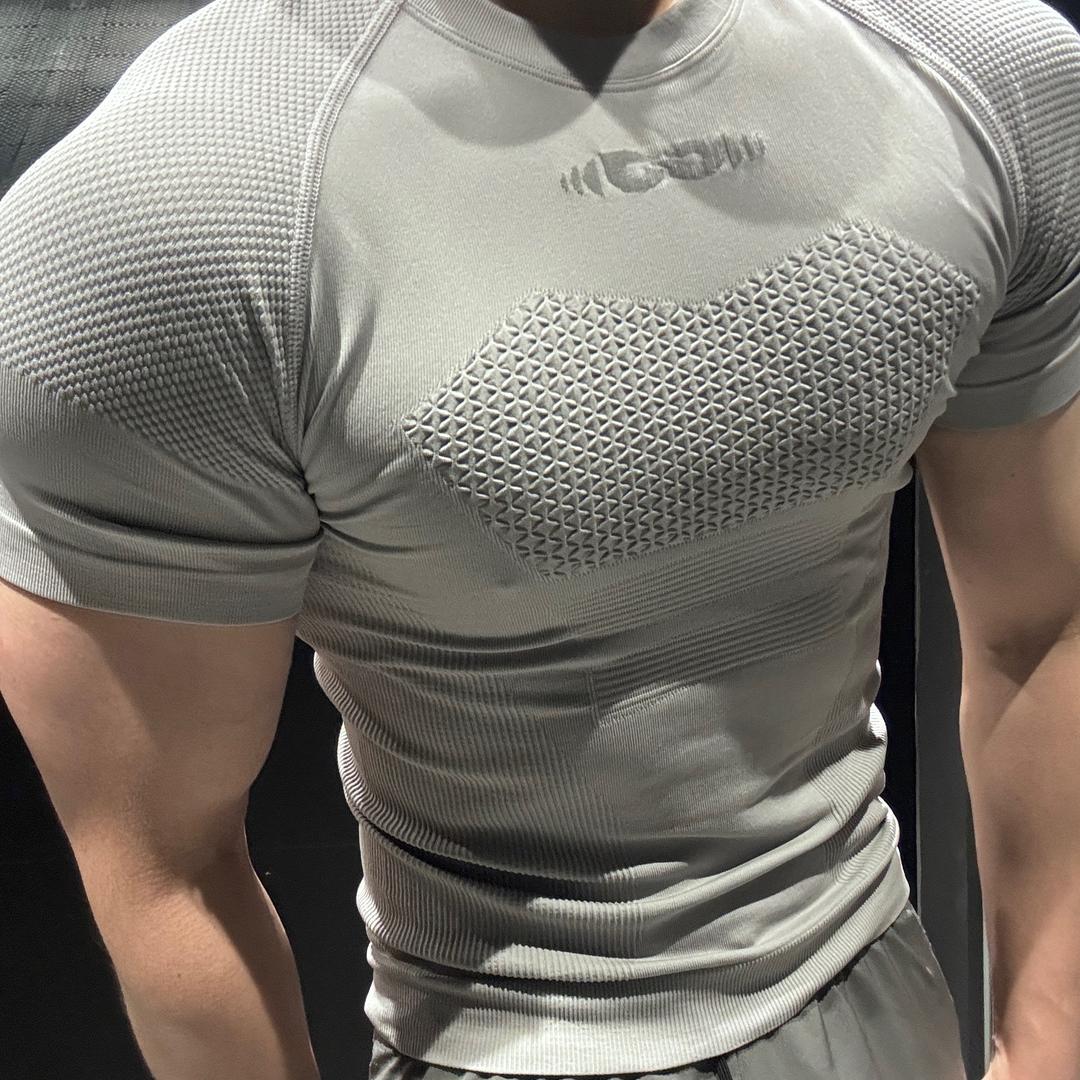 小周没有胸肌