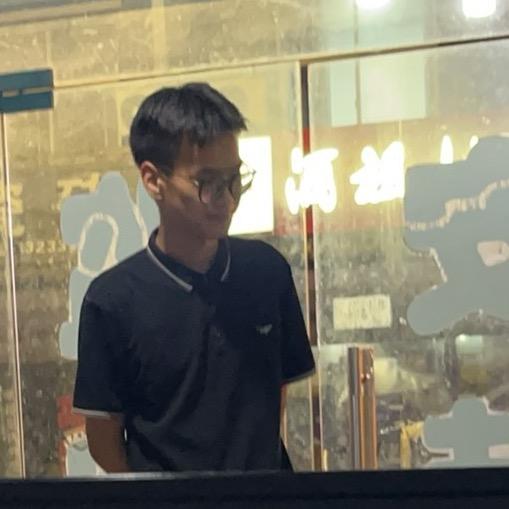 摇晃的红酒杯