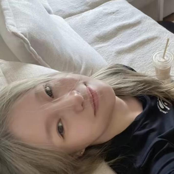 才不会脸红