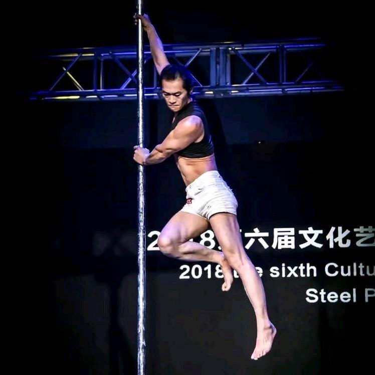 跳钢管舞的老叔叔