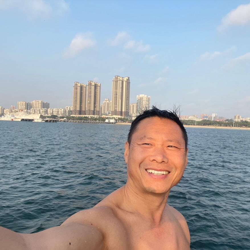 爱游泳的广告人老吴