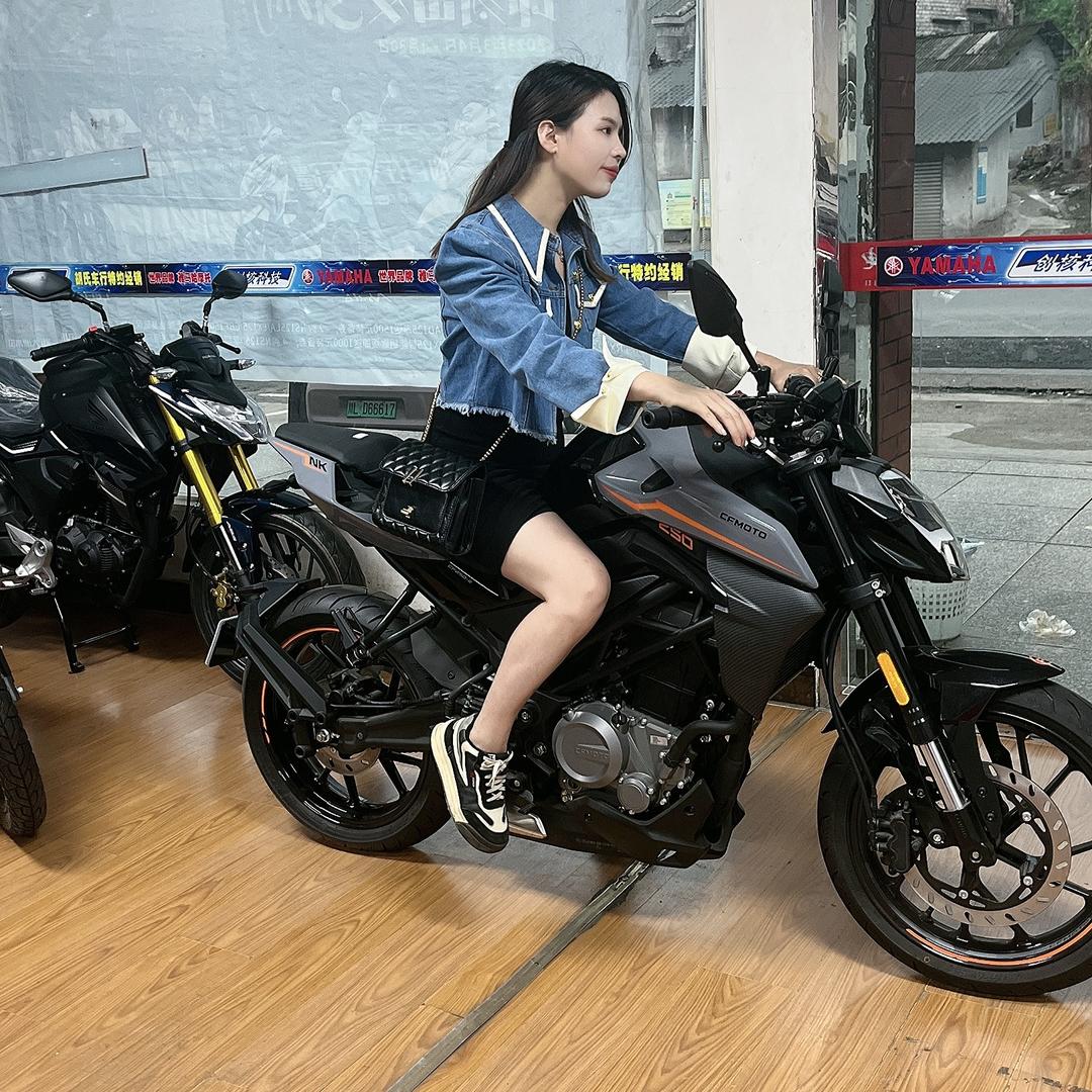 乐山五通桥胡氏车行 娟娟