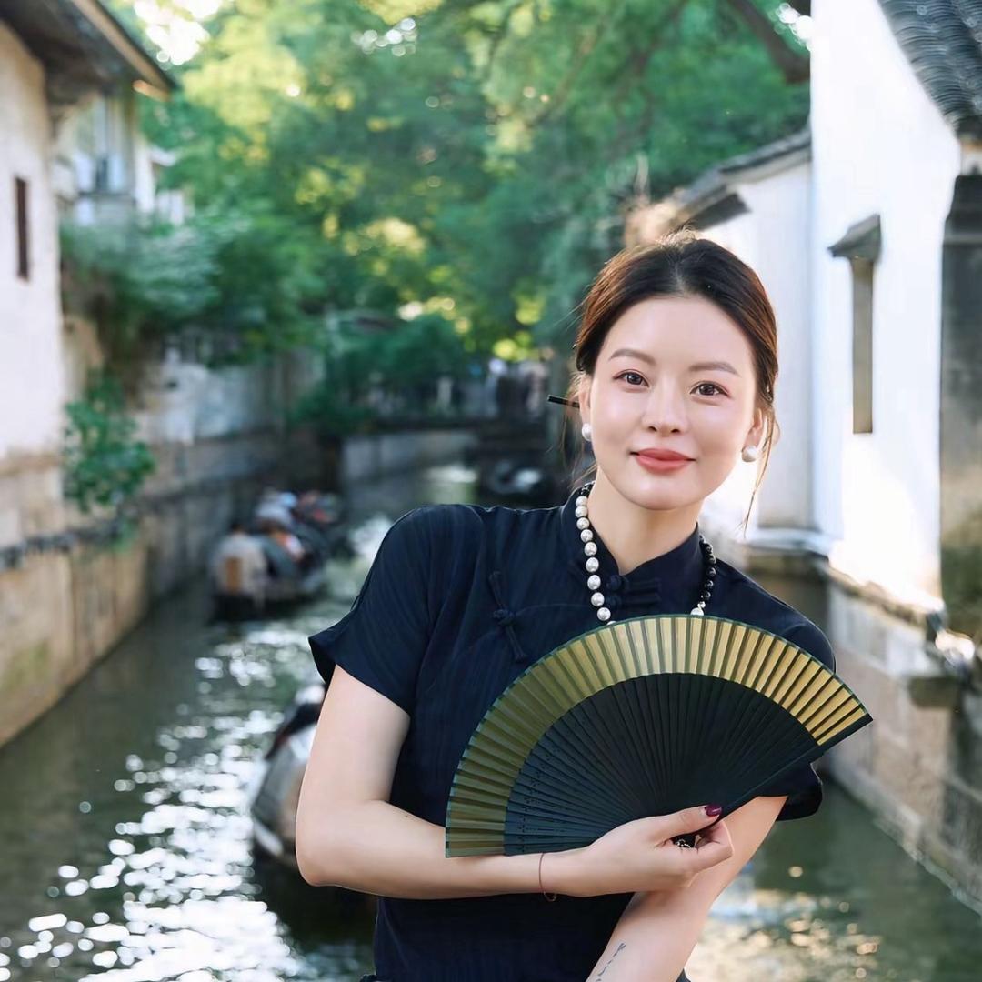 南浔伊衣服装店（ 最近在老赵的的私服直播