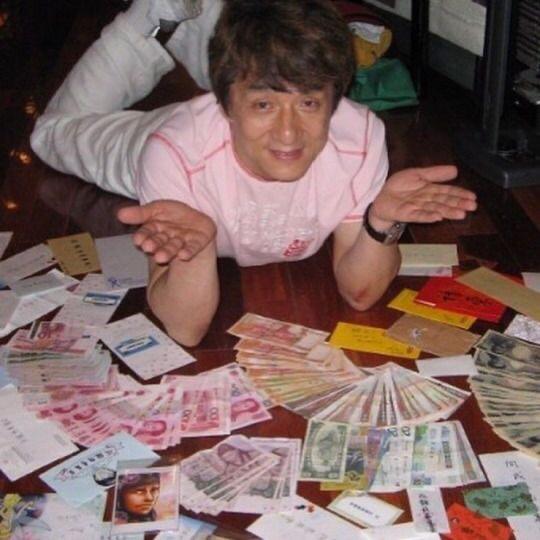 娜娜在喝椰汁