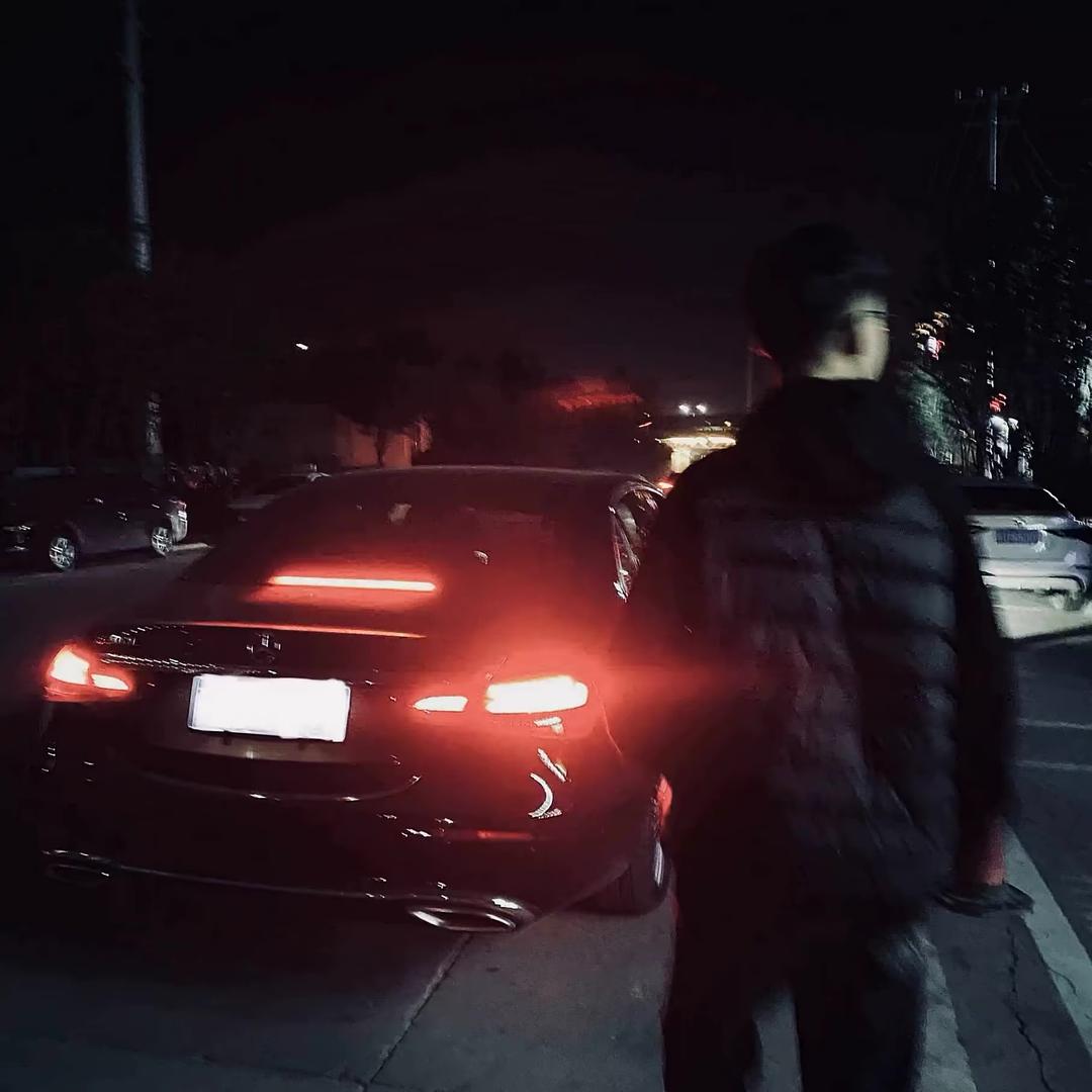 涨球的小男孩.