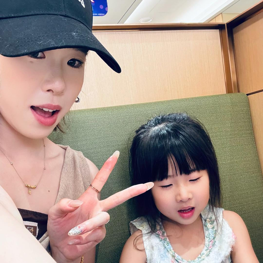 多金帅气霸道总裁爱上离婚带娃快绝经的我