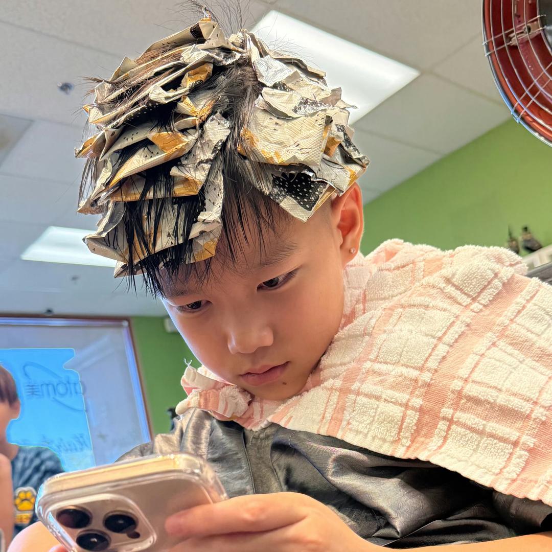 陪朋友在公园吃眼泪拌饭给他加个小卤蛋