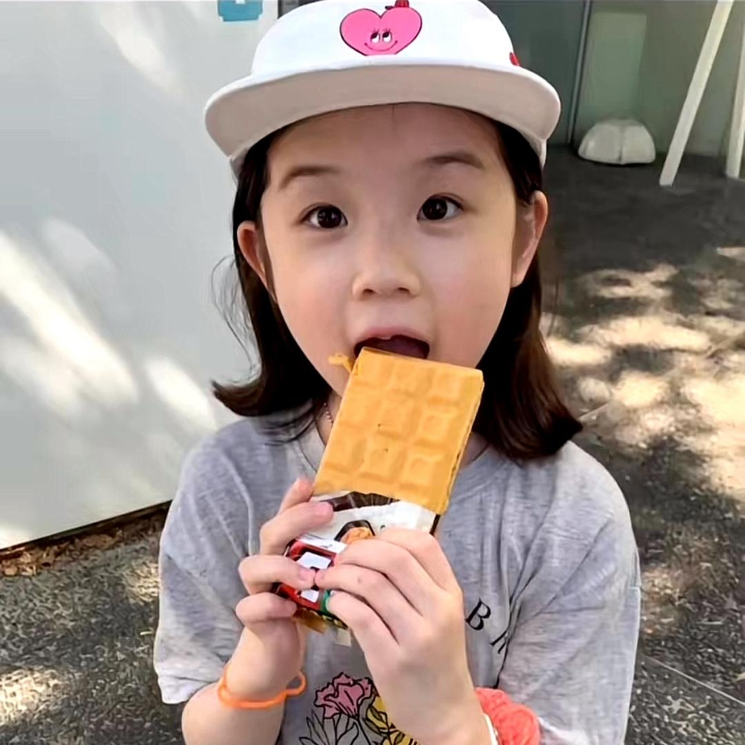 輇