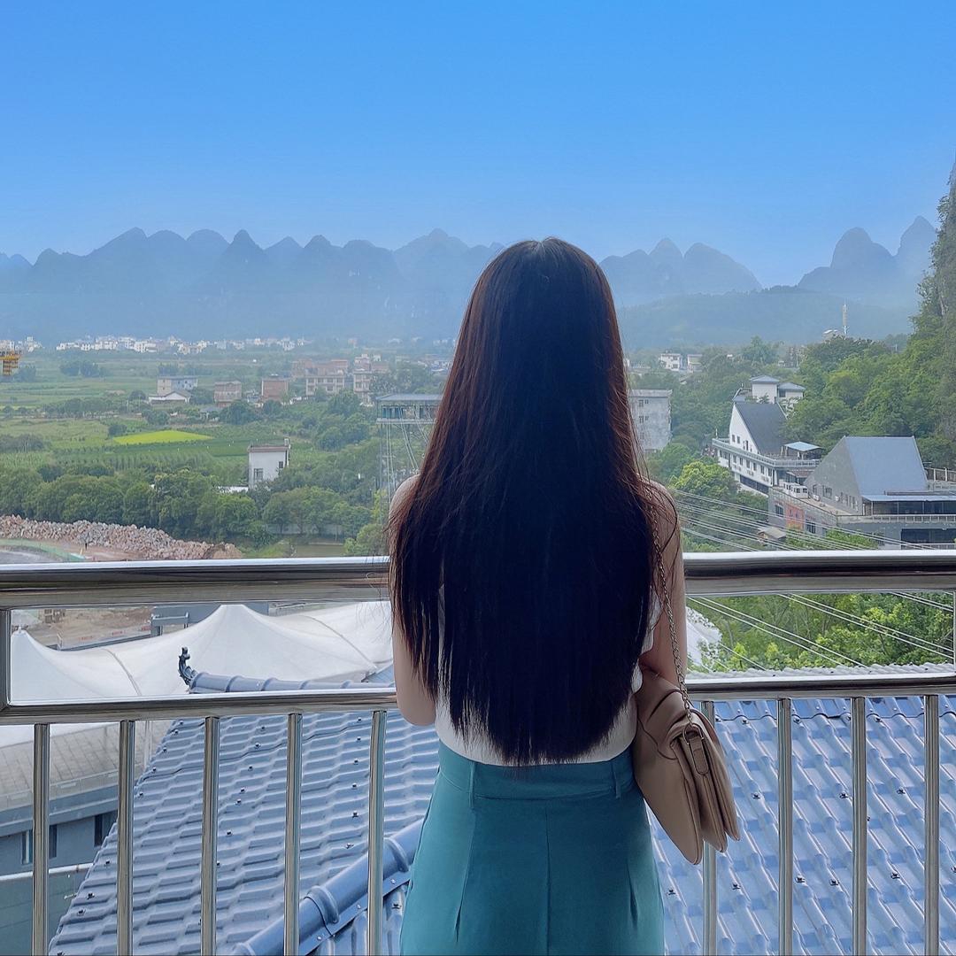 小陈很开心。