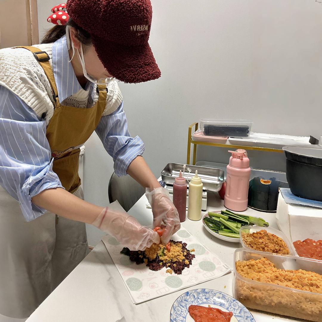 摆摊卖饭团的姜胡妈妈