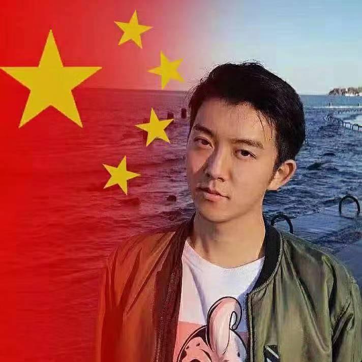 小男孩。