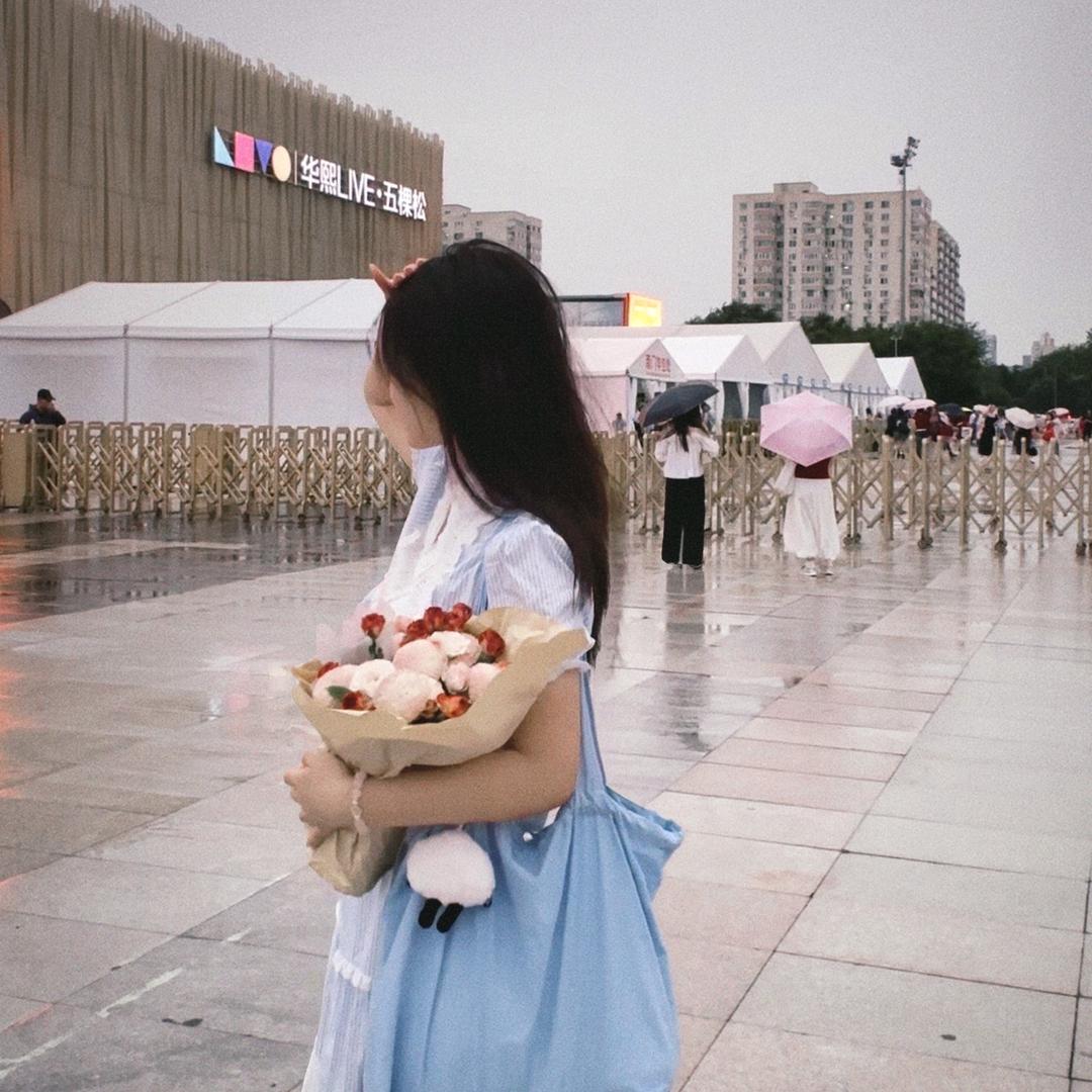 小李两条腿