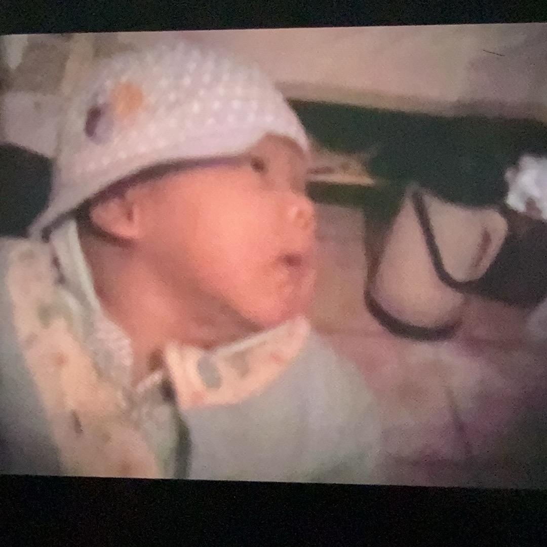 胡子哥回村带娃。