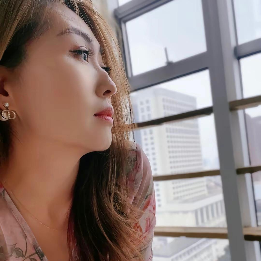主持人梁小燕
