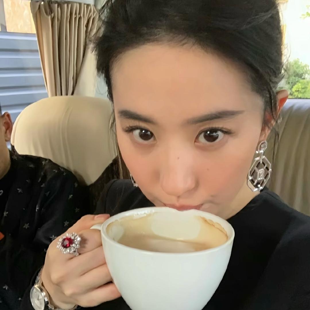 一杯冰美式。