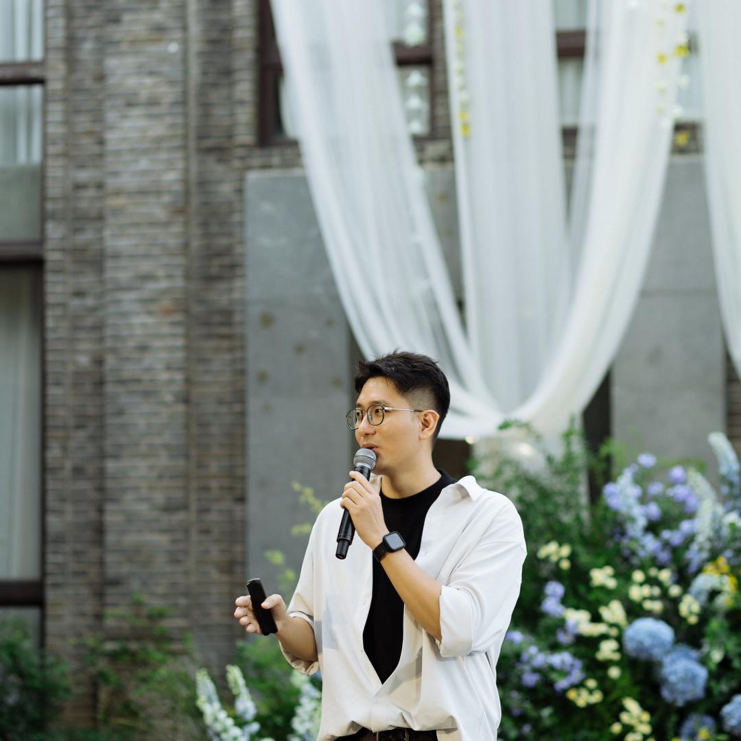 主持人李志