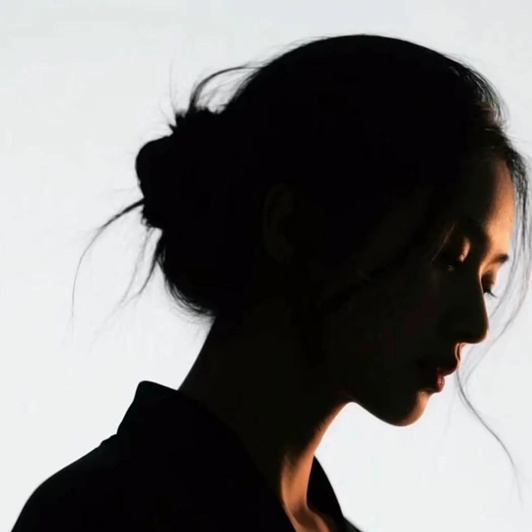 那女的.