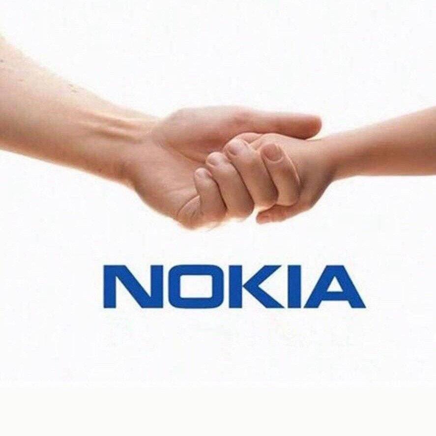 一只绒毛玩偶他是绿色的