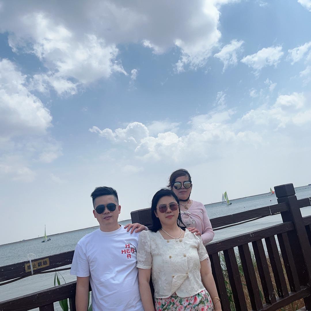 买中空门铝材的老板娘（新银铝材）（豪富来