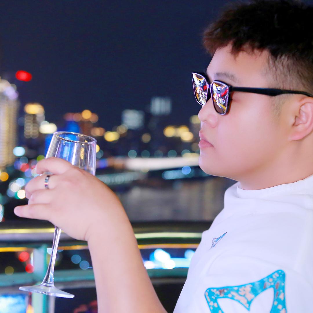 逆光飞翔