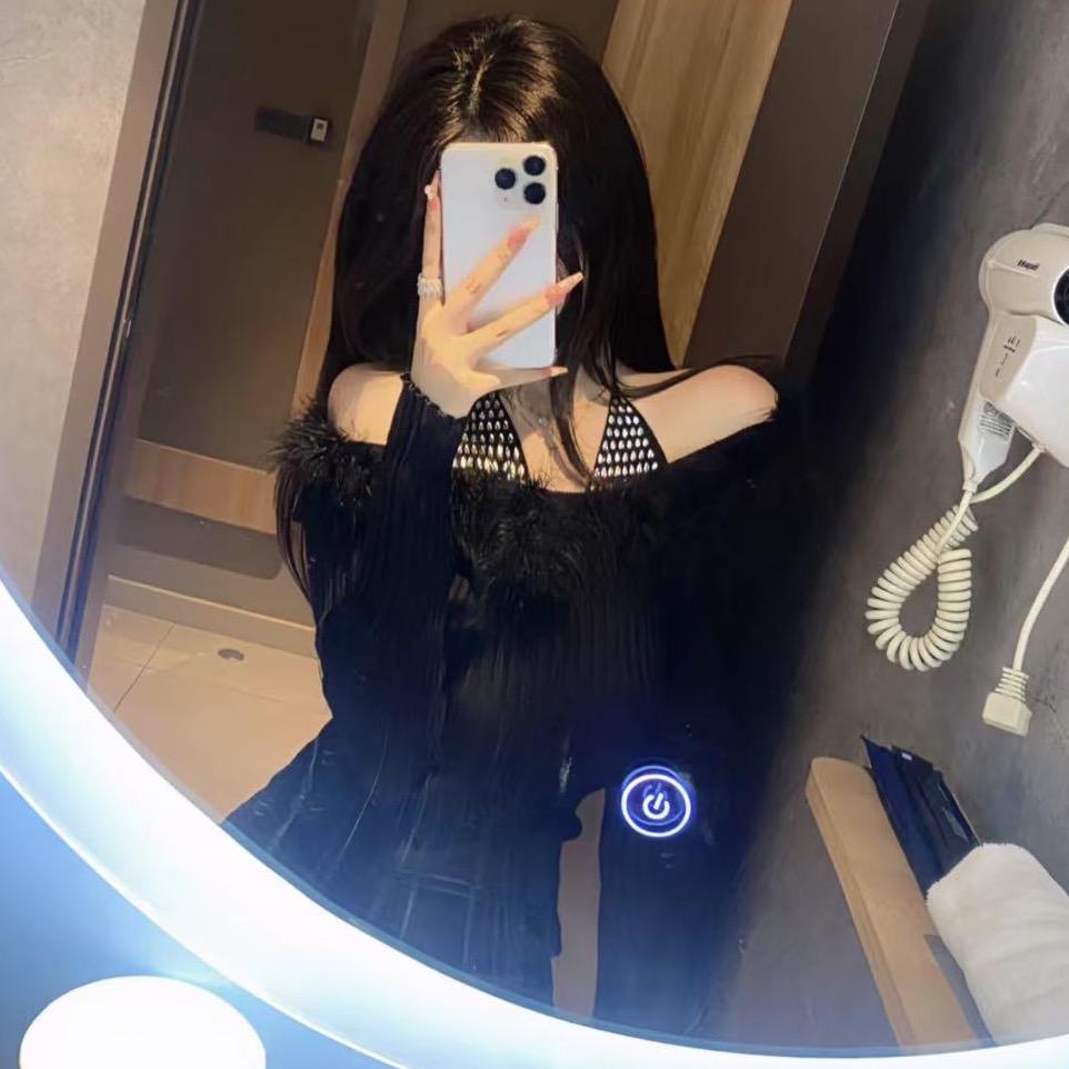 A.、