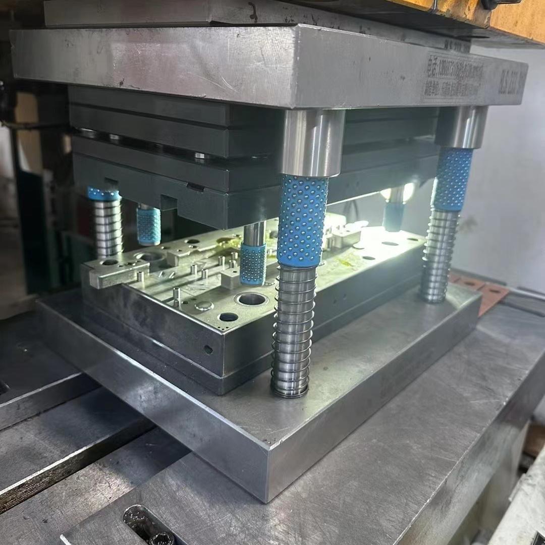 龙弘精密模具