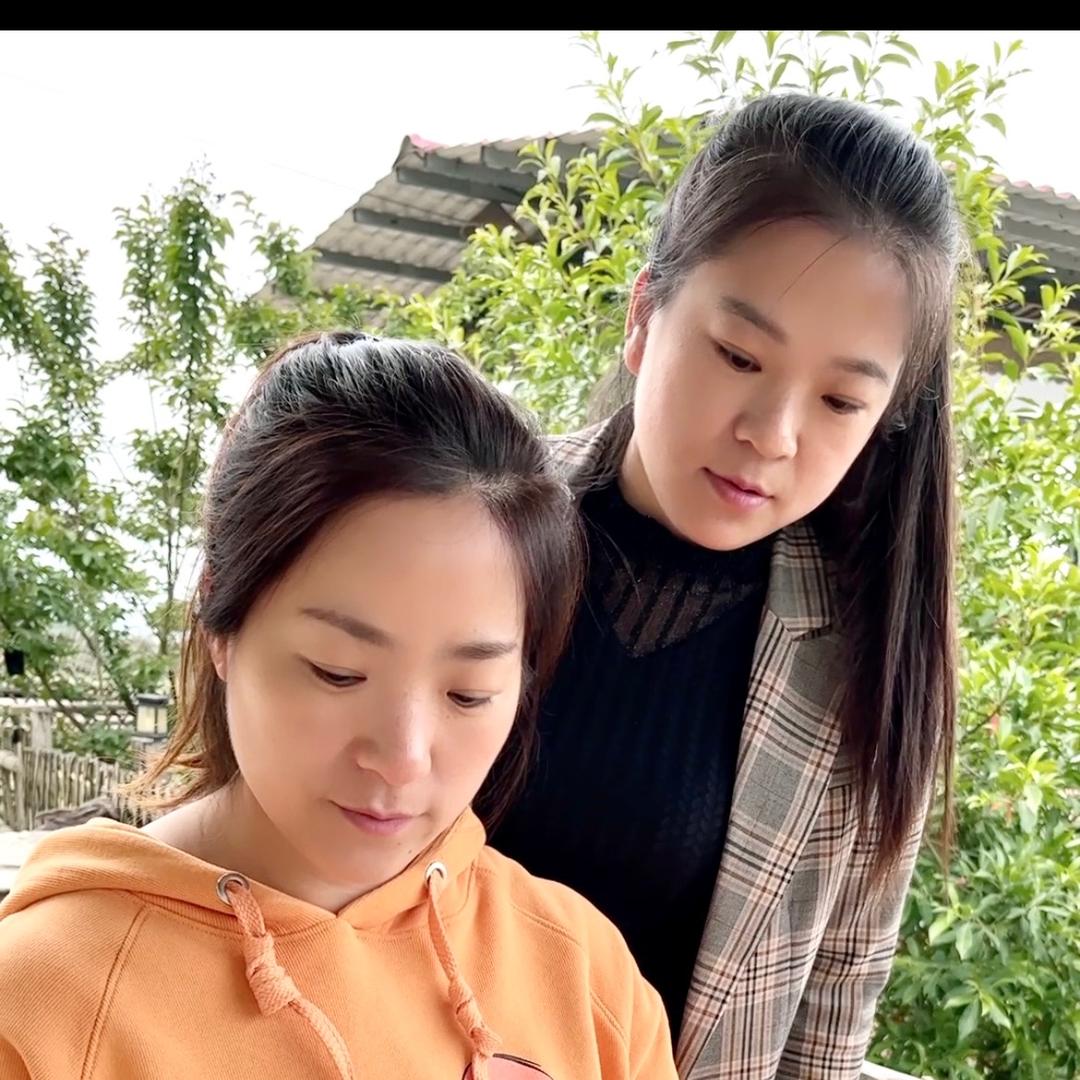 农家姐妹（桑叶喂鸡）