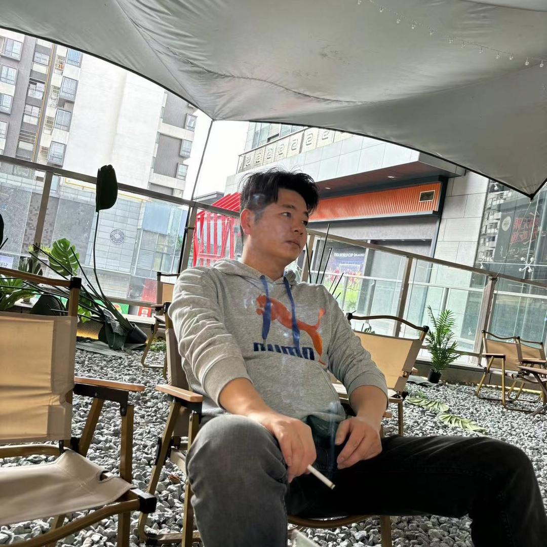 漆黑中的萤火虫