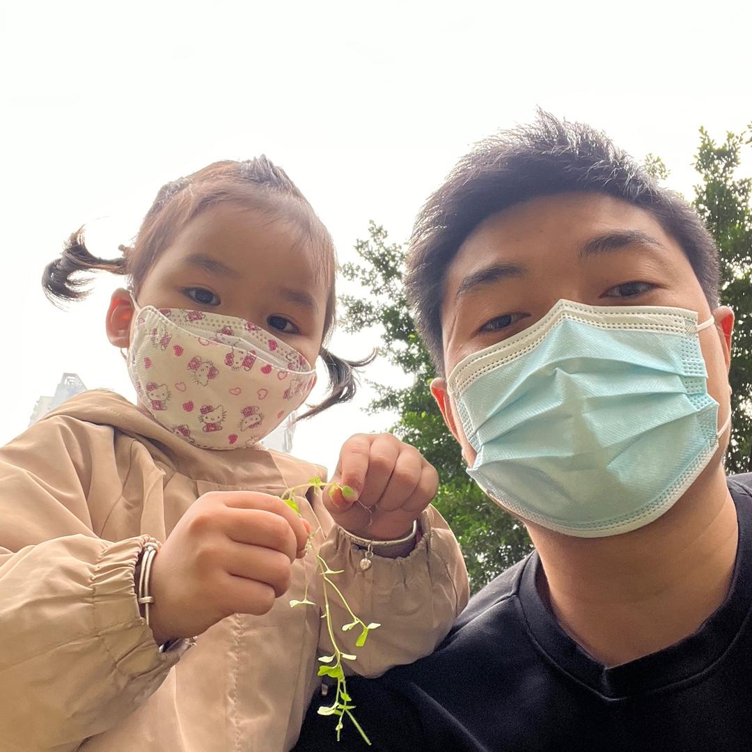没伞的老男孩，下雨天更man