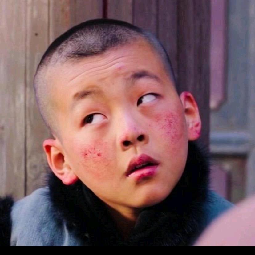 A村口铙撅耙的小伙。