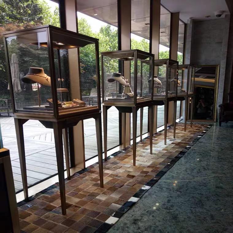 上海鸿鑫珠宝展柜———小王