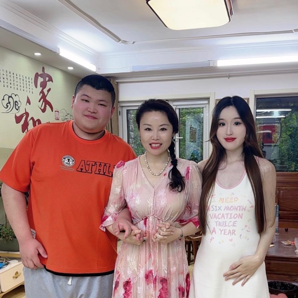 草帽姐儿媳妇小荣店
