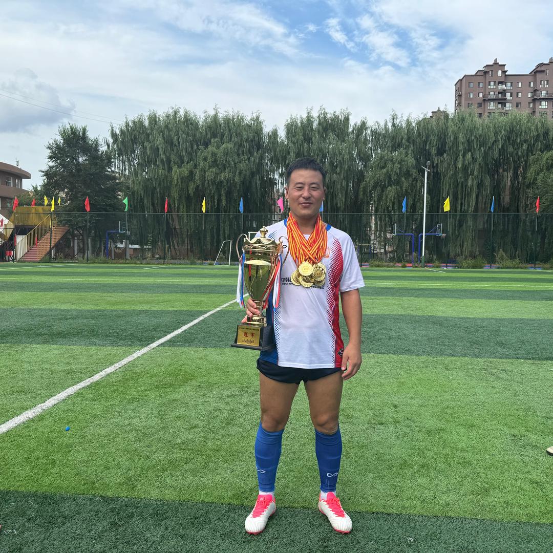 爱踢球的何先生