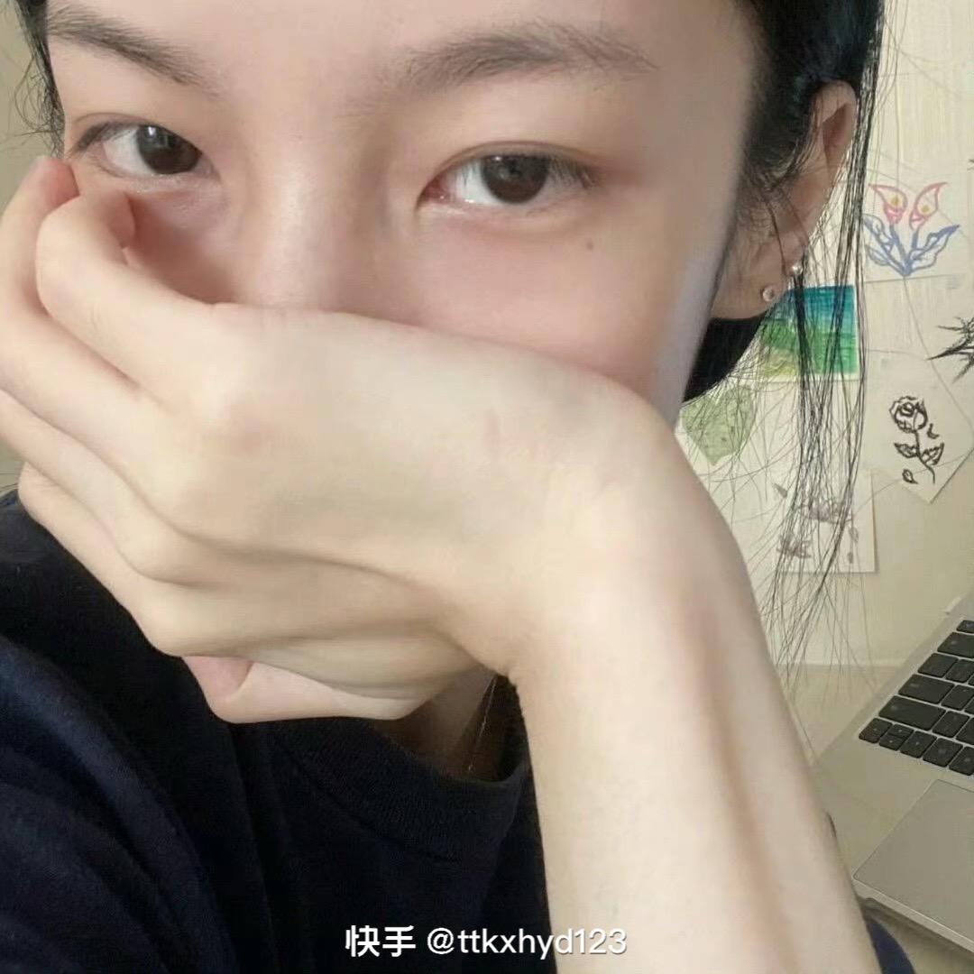 ，