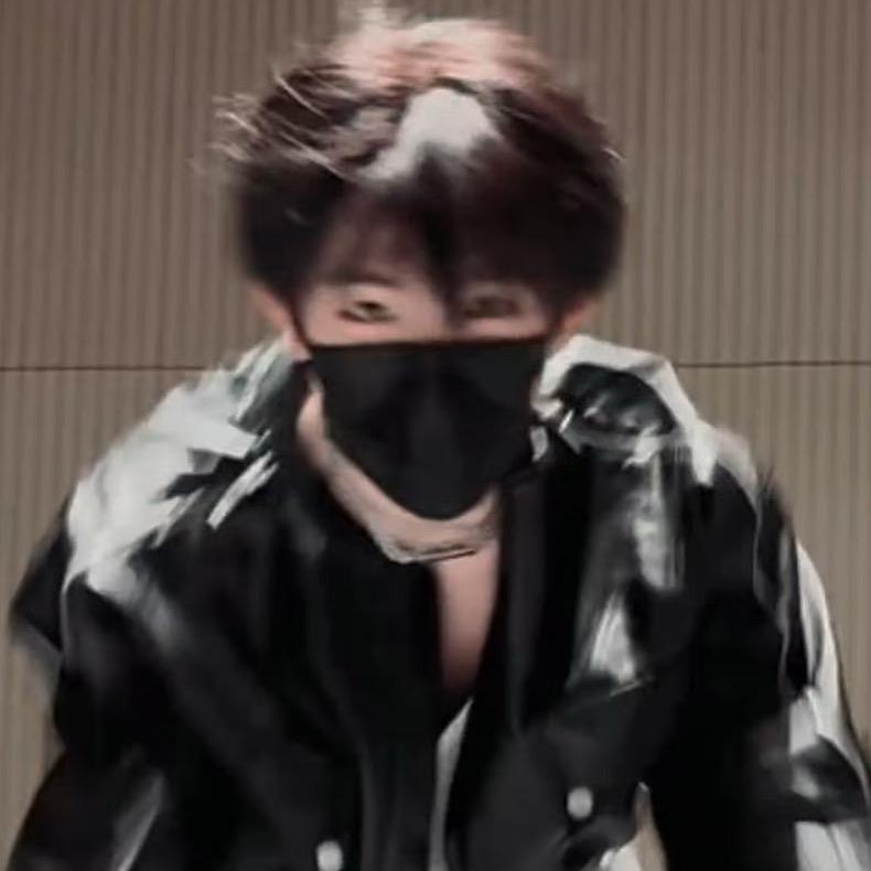 铲起一块珍宝酥饼