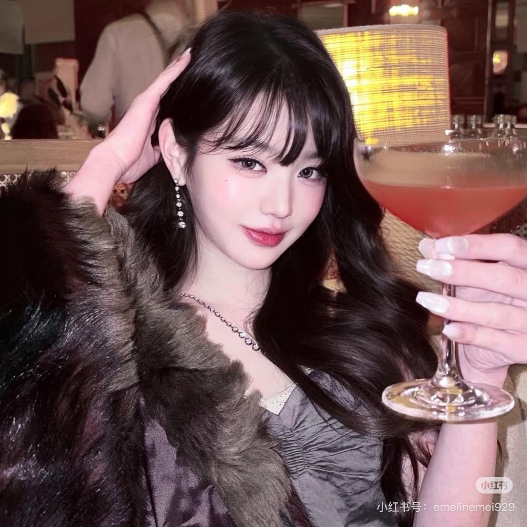 女的.