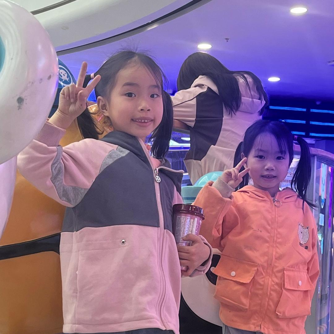 姐妹俩的欢乐时光