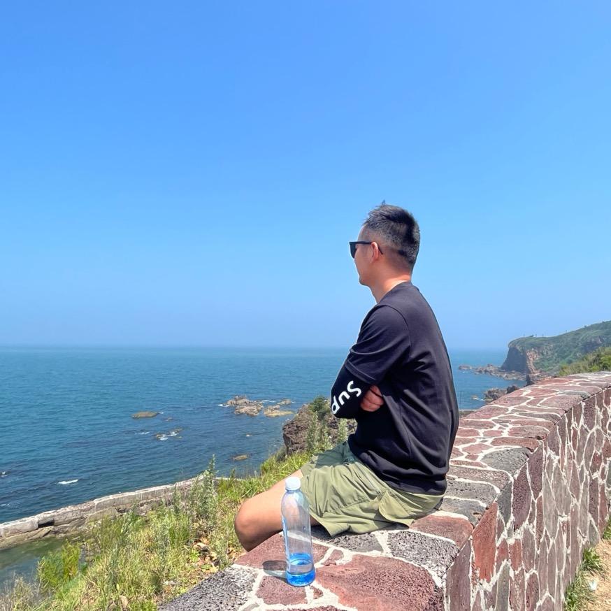 小成卖瓷砖。仓库各种材料