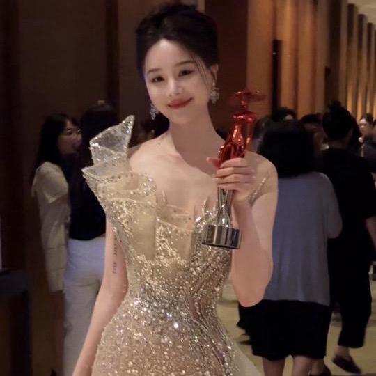 艾文文iris（时尚穿搭）