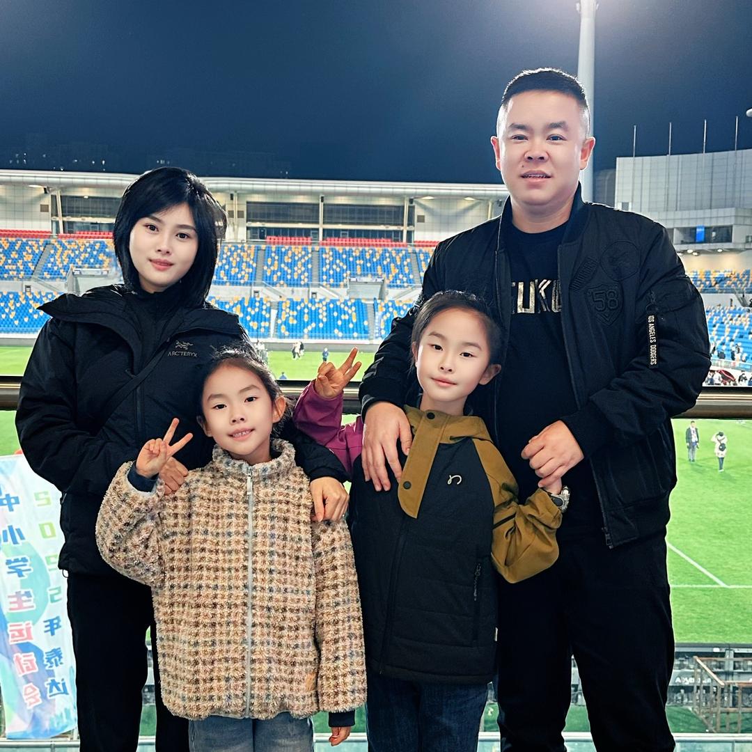 阿信与车（天津港酷路泽）