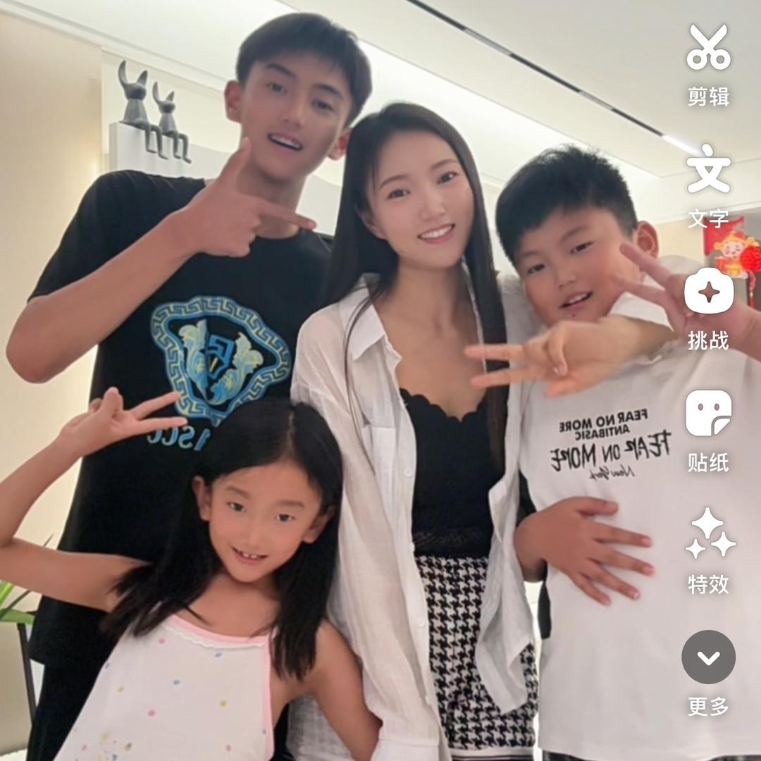 姐姐姓李
