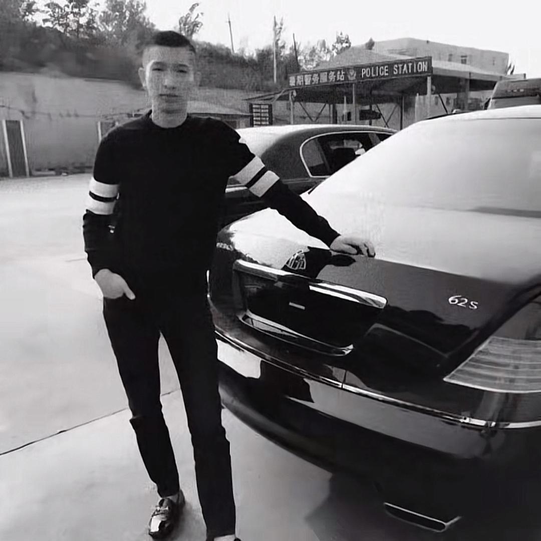 张磊落…🧎🏼