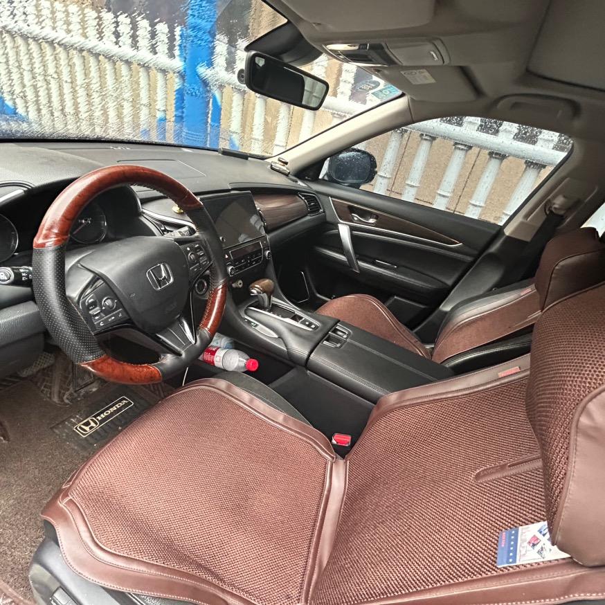 荣音螺丝钉美容店