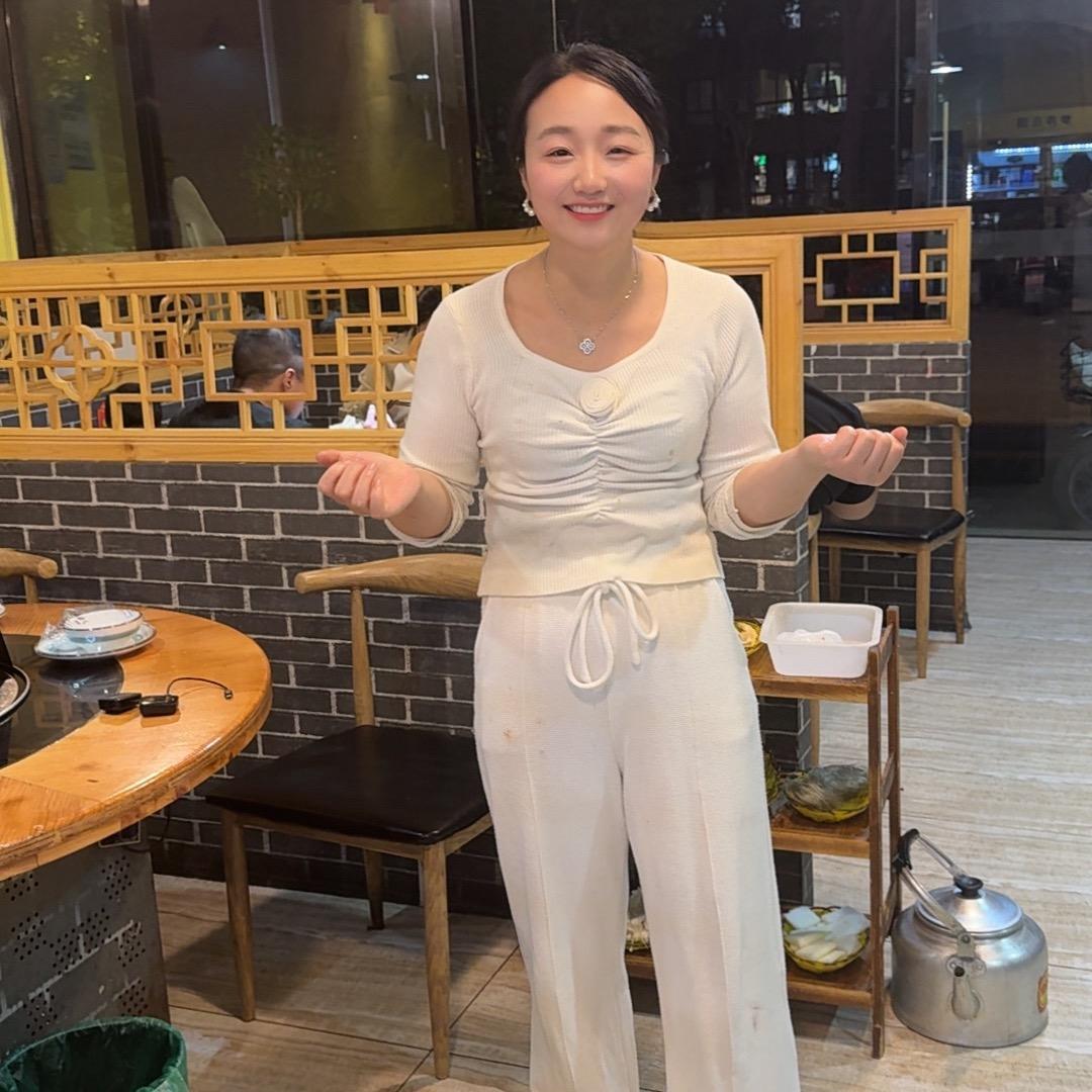 在做地锅鸡的璐姐