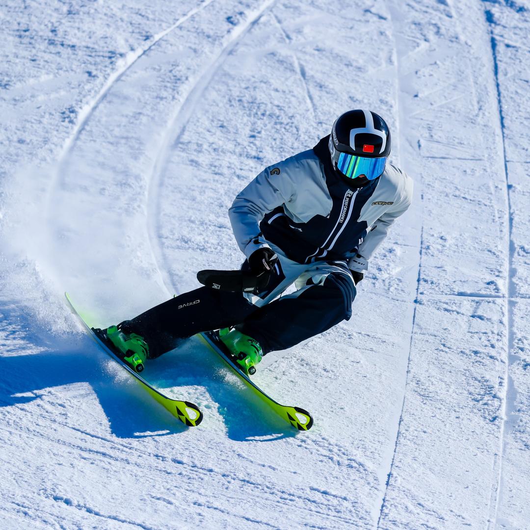 鹏仔在滑雪（接教学）