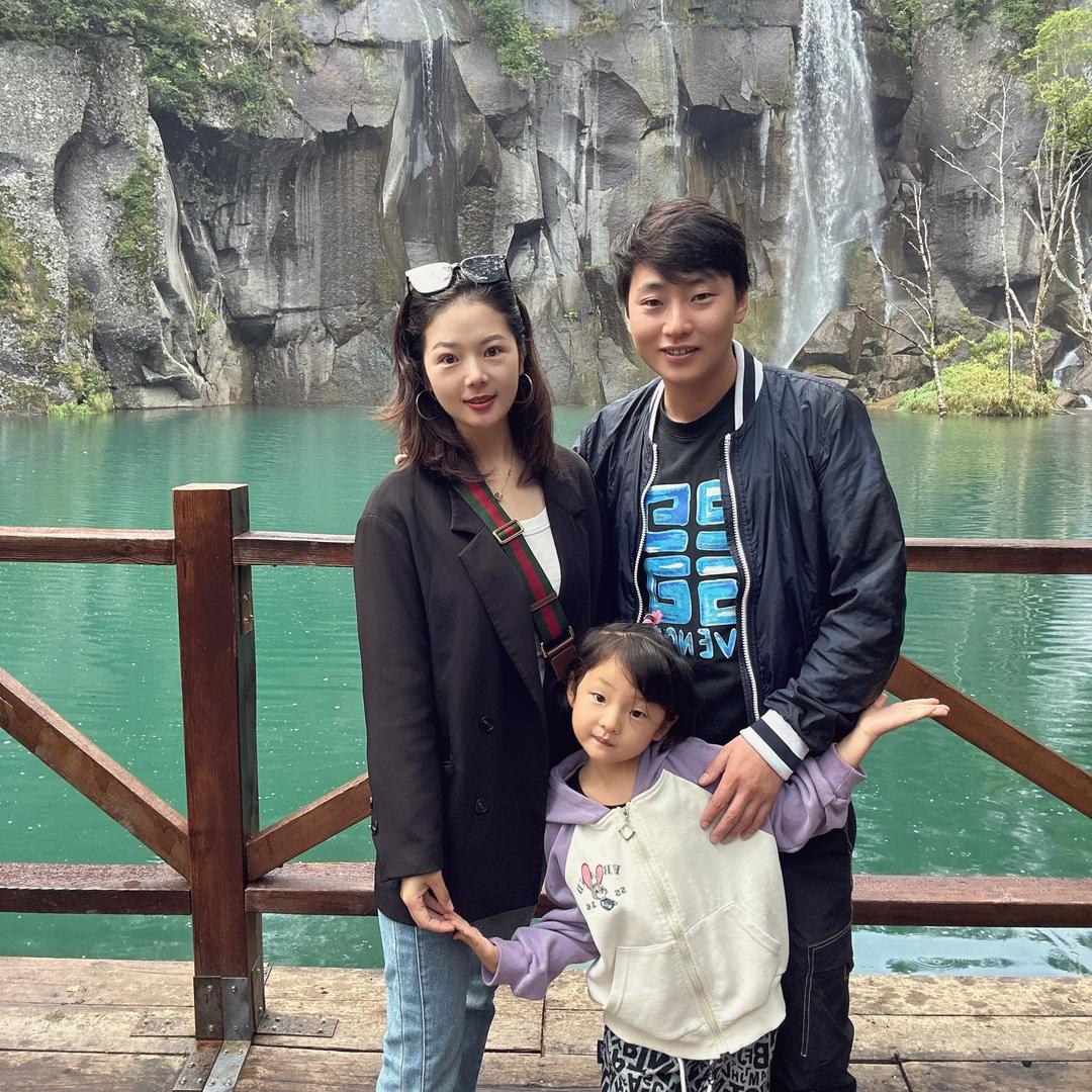 东北磊子夫妇（晚上八点半)