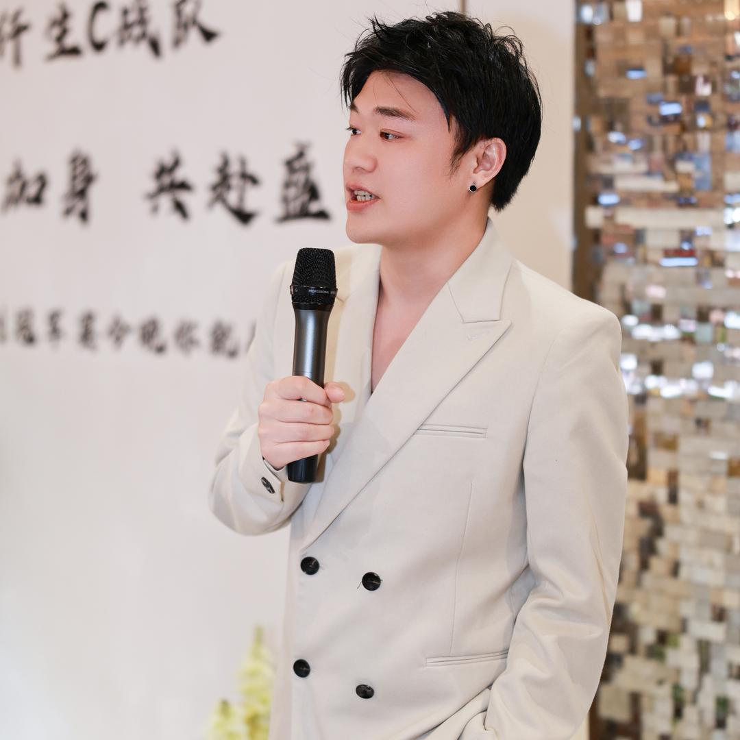克拉玛依设计师天花板飞老师