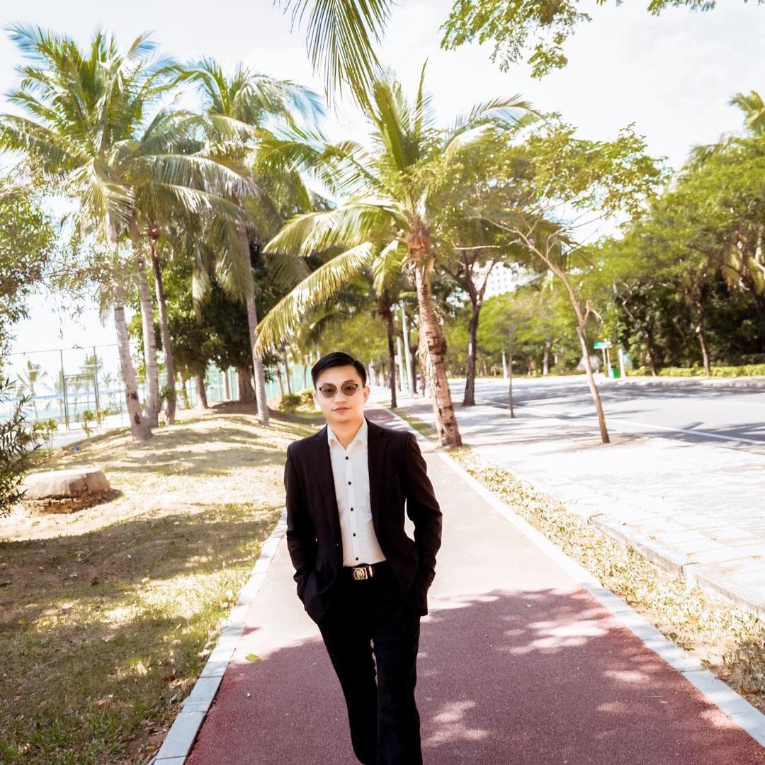 土坡上的狗尾巴草