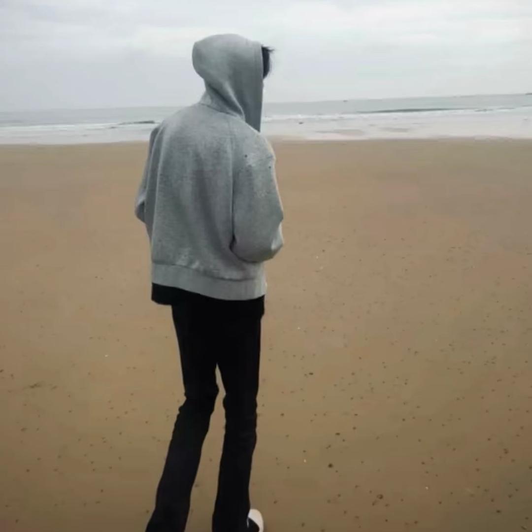 撑个破伞还不如淋雨